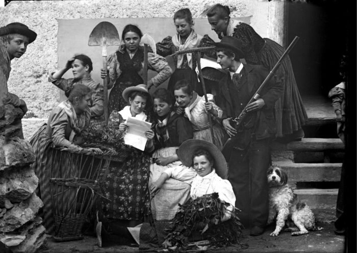 Donne della Valle Brembana. Ritratto di Eugenio Goglio, fotografo di Piazza Brembana vissuto a cavallo tra Otto e Novecento. Archivio Museo delle Storie, Bergamo.